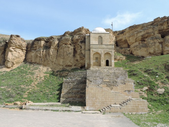 Qobustandakı “Diri baba” türbəsinə maraq göstərən turistlərin sayı ilbəil artır