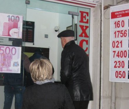 Qonşu ölkələrdə 100 manat neçəyədir? – TURİSTLƏR ÜÇÜN