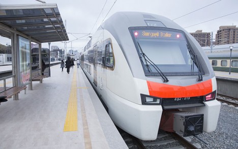 Qatarlarda gediş haqqı ilə bağlı yenilik - TARİF ŞURASININ QƏRARI