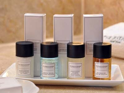 Otel müştərilərindən artıq qalan təmizlik məhsullarına nə olur?