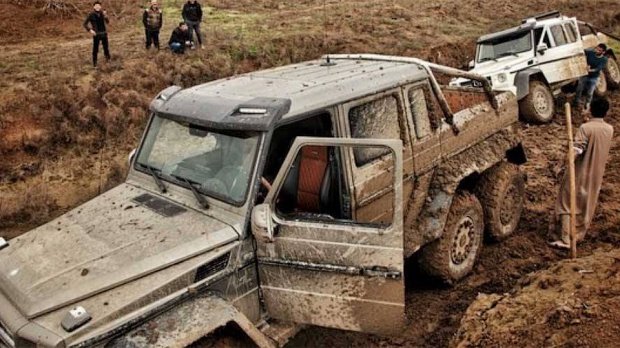 Ərəblərin 6-təkərli “Galendewagen”ləri Neftçalada batdı - FOTO