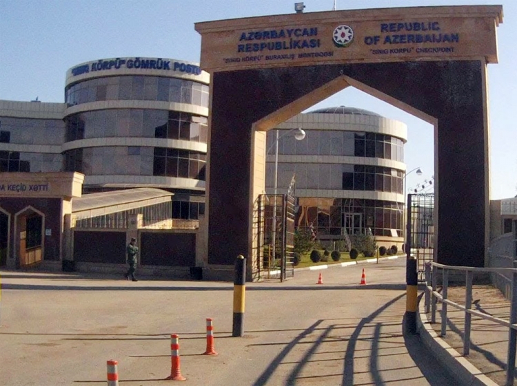 "Sınıq Körpü"də sıxlıq yaranıb - GÜCLƏNDİRİLMİŞ REJİM