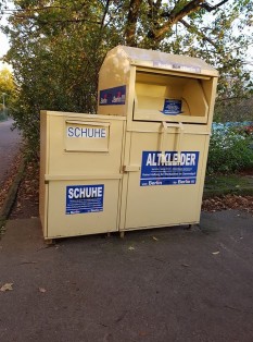 Almaniyada, Berlində hər binanın qarşısında görmək olar bunu. 