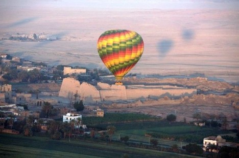 Misirdə turistləri daşıyan hava şarı yerə çırpıldı: Ölən var