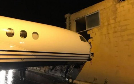 Sərnişin təyyarəsi binaya girib - FOTOLAR