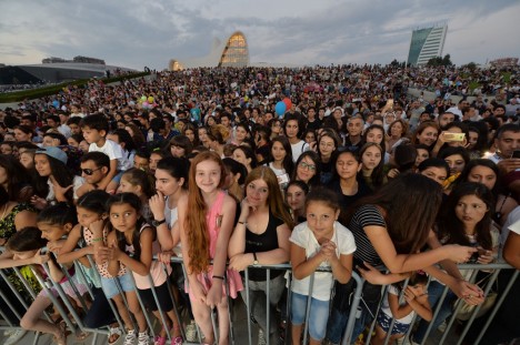 Bakıda klassik avtomobillərin yürüşü və möhtəşəm əyləncələr - FOTOLAR