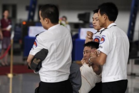 Çinli turist pis qoxuya görə həbs olundu