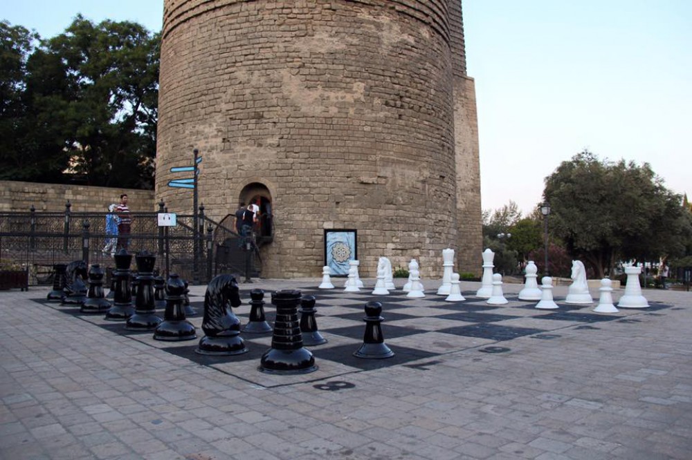 Qız Qalasının önündə şahmat - OYNAYA BİLƏRSİNİZ