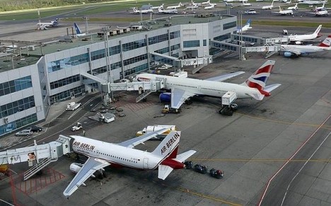 Moskva aeroportlarında 300-dən çox reysin uçuş qrafiki dəyişib