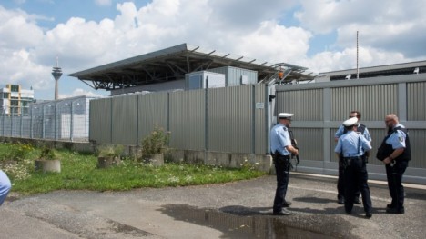 Azərbaycanlı Almaniyada viza fırıldaqçısına görə boğazını kəsdi