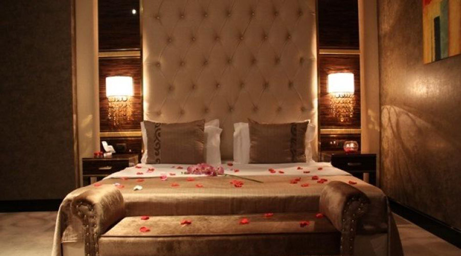 Oteldən açıqlama: "Nikah kağızı istəmirik"