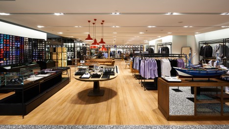 Tanınmış brend hər il tonlarla satılmayan paltar yandırır