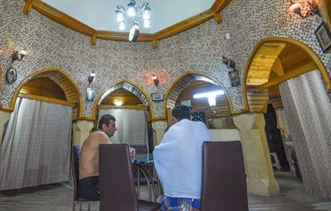 İndi burada nazirlər və deputatlar dincəlir