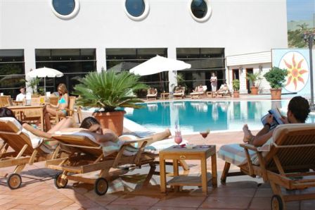 “Excelsior Hotel Baku”-nun açıq hovuzundan istifadə QİYMƏTLƏRİ