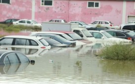 Suyun altda qalan “Bank Standard”ın maşınları-FOTOLAR