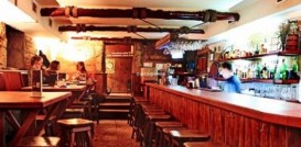 Bu məkanda müştərilər yedikdən sonra qalıqları yerə atırlar