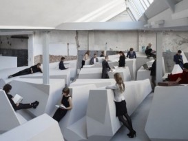 Bəsdir oturdun: işçiləri ayaq üstə işləyən ofis