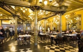 Polis hesabı ödəməyən turistlərə pulu zorla ödətdirdi