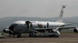 Təyyarə üfunətli sərnişinə görə təcili eniş etdi