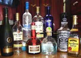 «İndi də turistlərə saxta araq satırlar» - BAKIDA GECƏ TİCARƏTİ