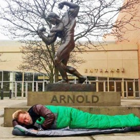 Şvartsneqer küçədə gecələdi - OTEL ONA YER VERMƏDİ