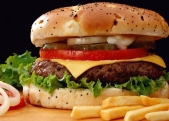 “McDonald`s" sendviçləri yığışdırır