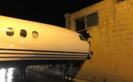 Sərnişin təyyarəsi binaya girib - FOTOLAR