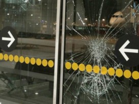 Təyyarəyə gecikən azərbaycanlı sərnişin qapını qırdı