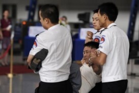 Çinli turist pis qoxuya görə həbs olundu