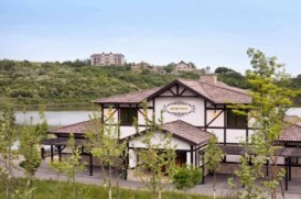 Azərbaycanda soyadları fərqli olan ər-arvadı otelə buraxmadılar