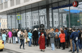 Moskvada “Turkish Airlines”ın ofisi qarşısında - Növbə